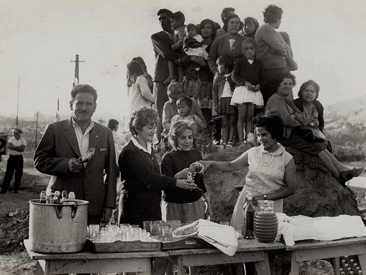 Personas en estación de tren de Quilpué, 1964