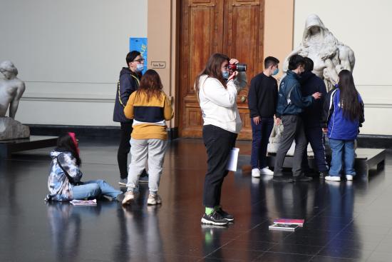 Grupo de jóvenes en el hall del Museo de Bellas Artes