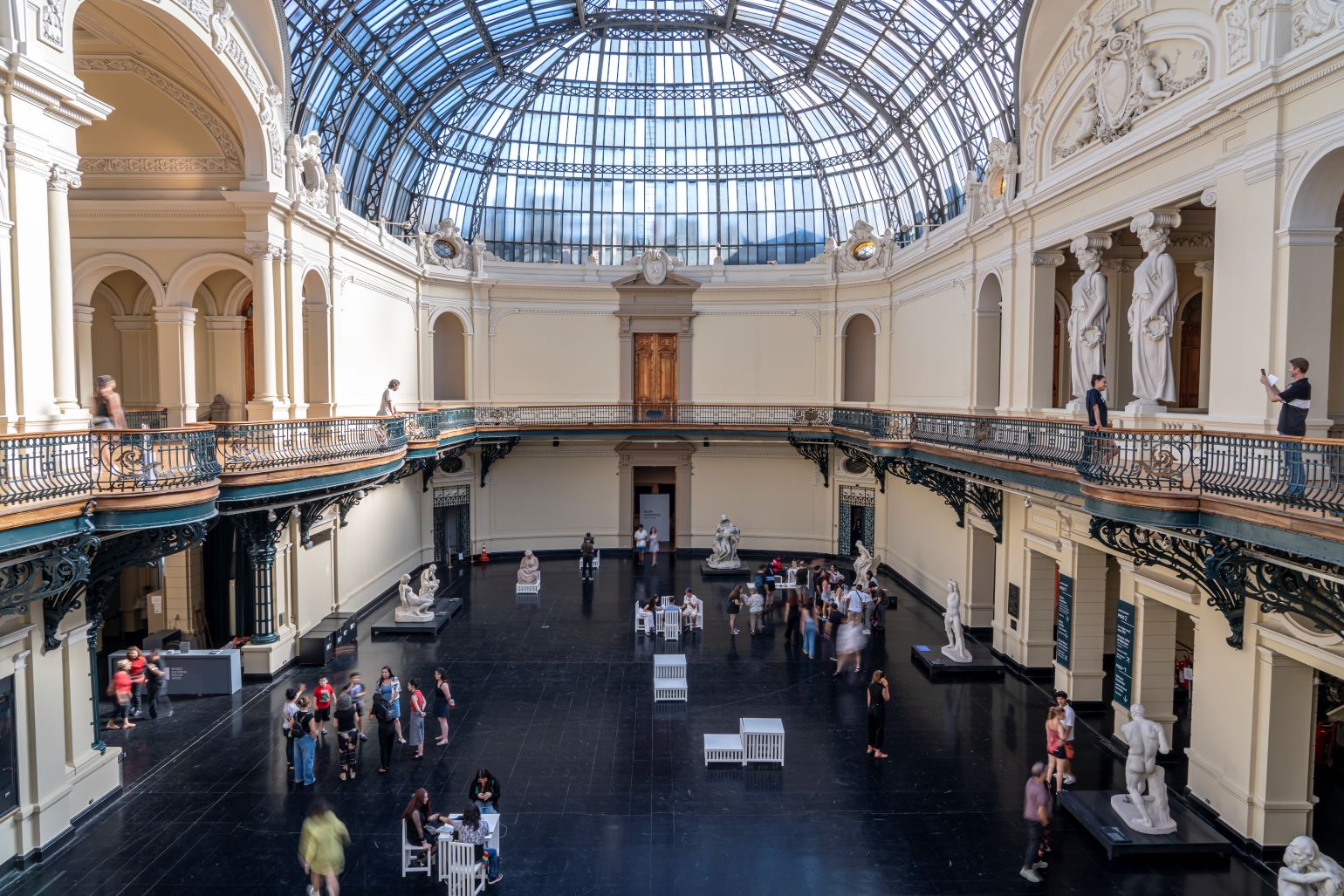 Hall central del Museo Nacional de Bellas Artes, punto de encuentro del recorrido