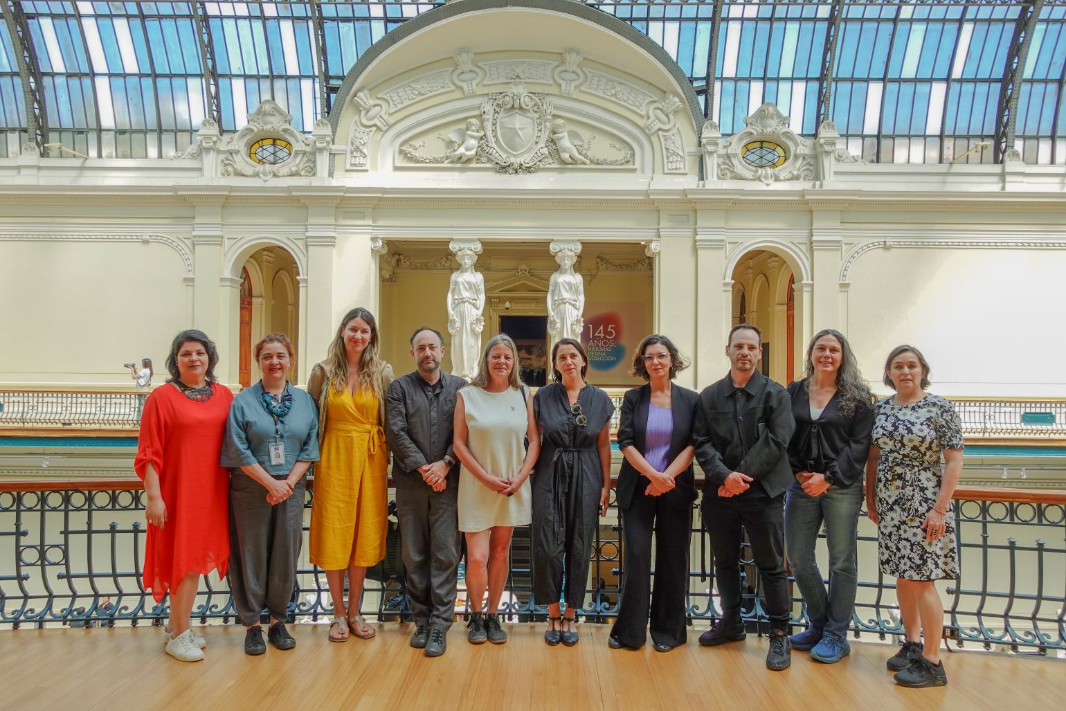 Grupo de profesionales del Museo de Bellas Artes y la Universidad Diego Portales