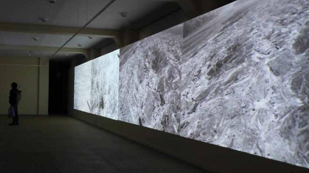 Proyección de la video instalación Fuera de escala, 2014