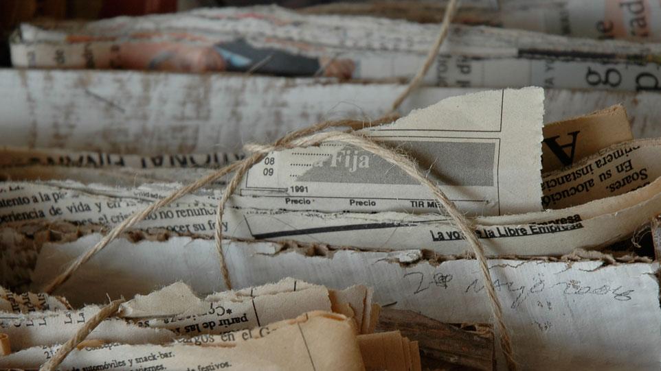 Fotografía de documentos antiguos, atados con un cordel