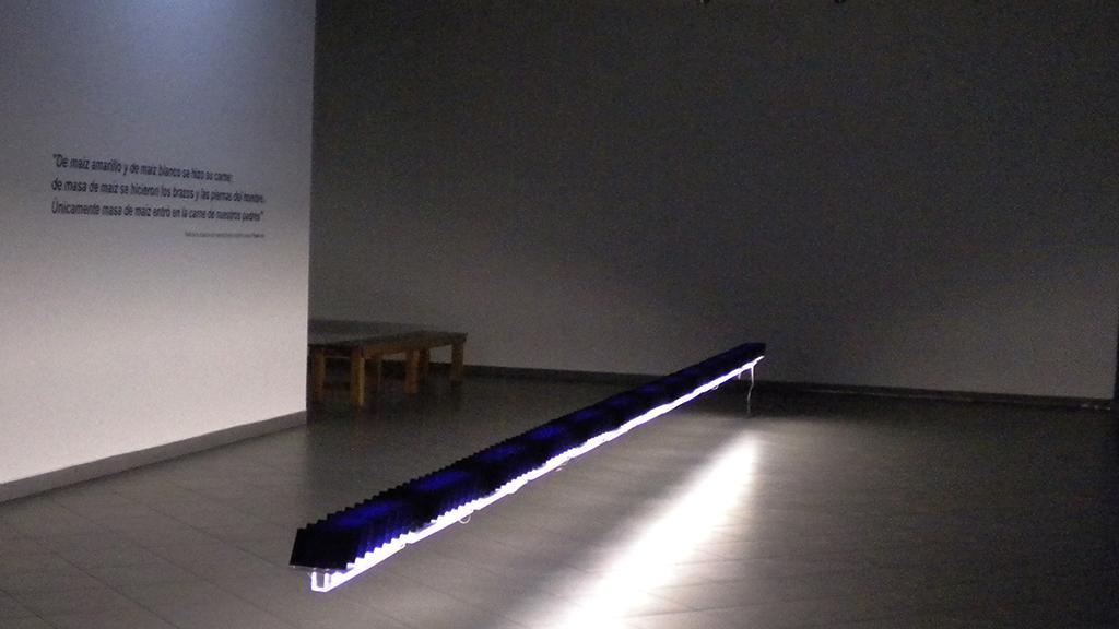 Detalle de obra en sala MNBA Plaza Vespucio