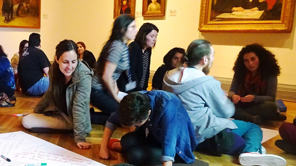 profesores en sala exhibición MNBA