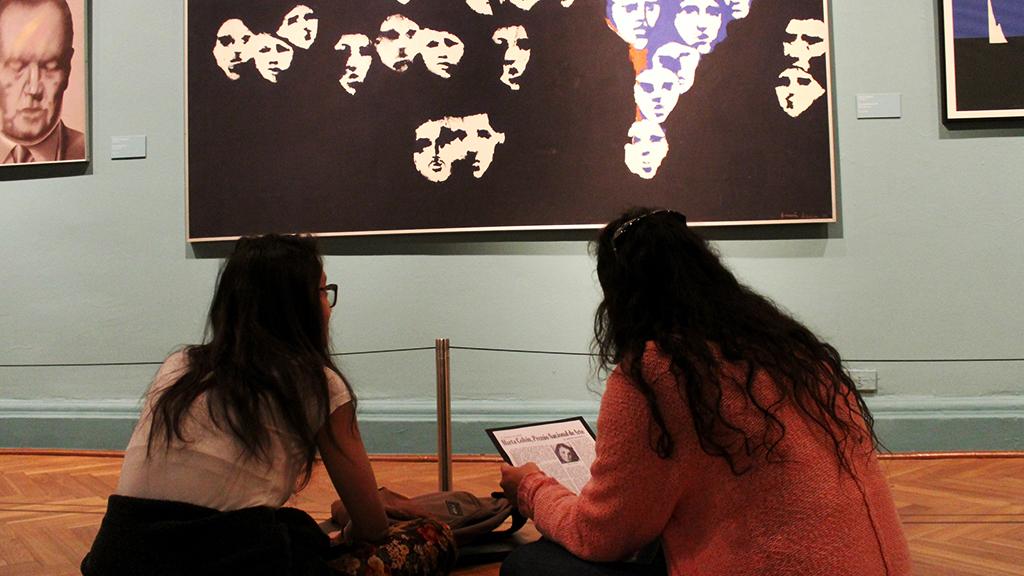 Profesores en sala de exposición permanente MNBA