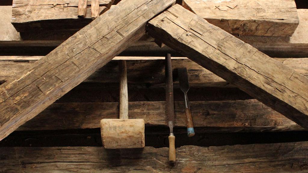 Detalle de construcción y herramientas en Galpones del Sur