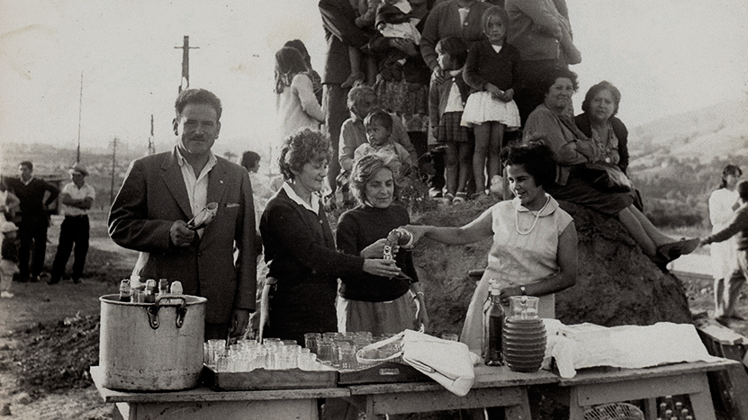 Personas en estación de tren de Quilpué, 1964