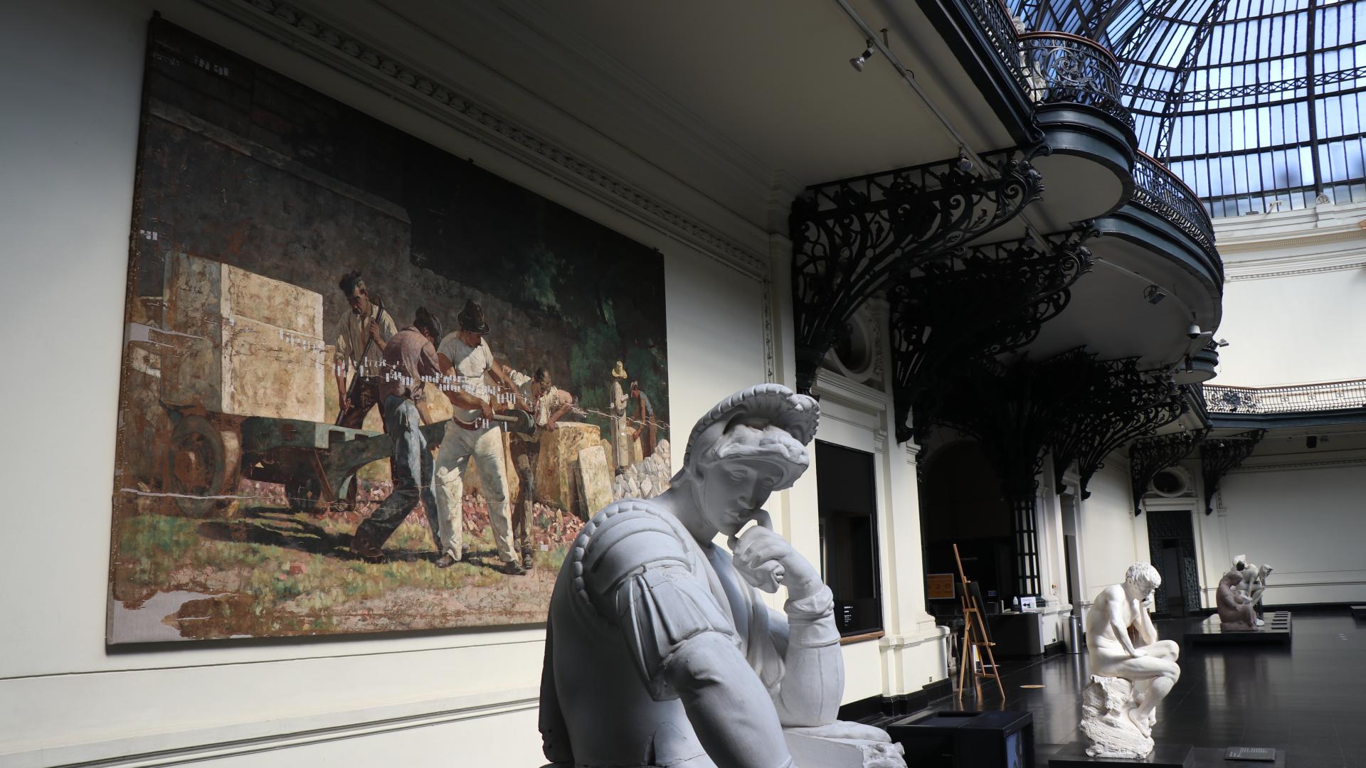 El cuadro Los Canteros, de Pedro Lira, en el hall central del MNBA