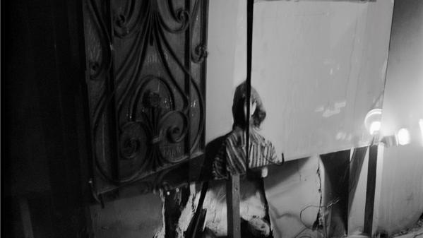 El artista Gordon Matta-Clark reflejándose en su instalación "Claraboya".