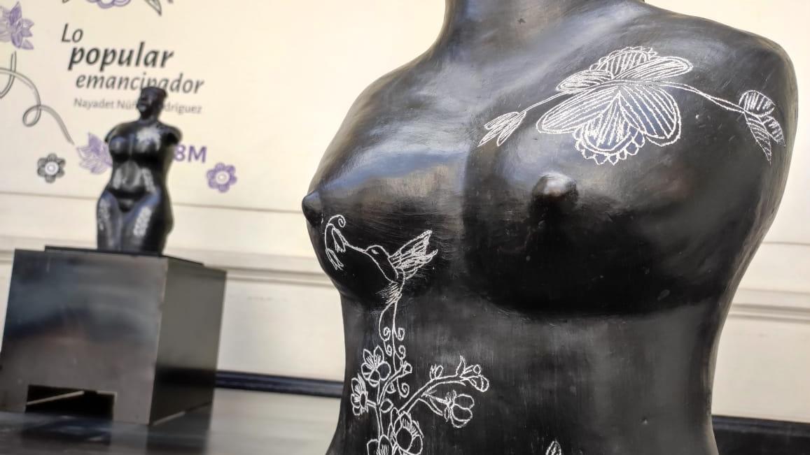 Figura de mujer en cerámica negra