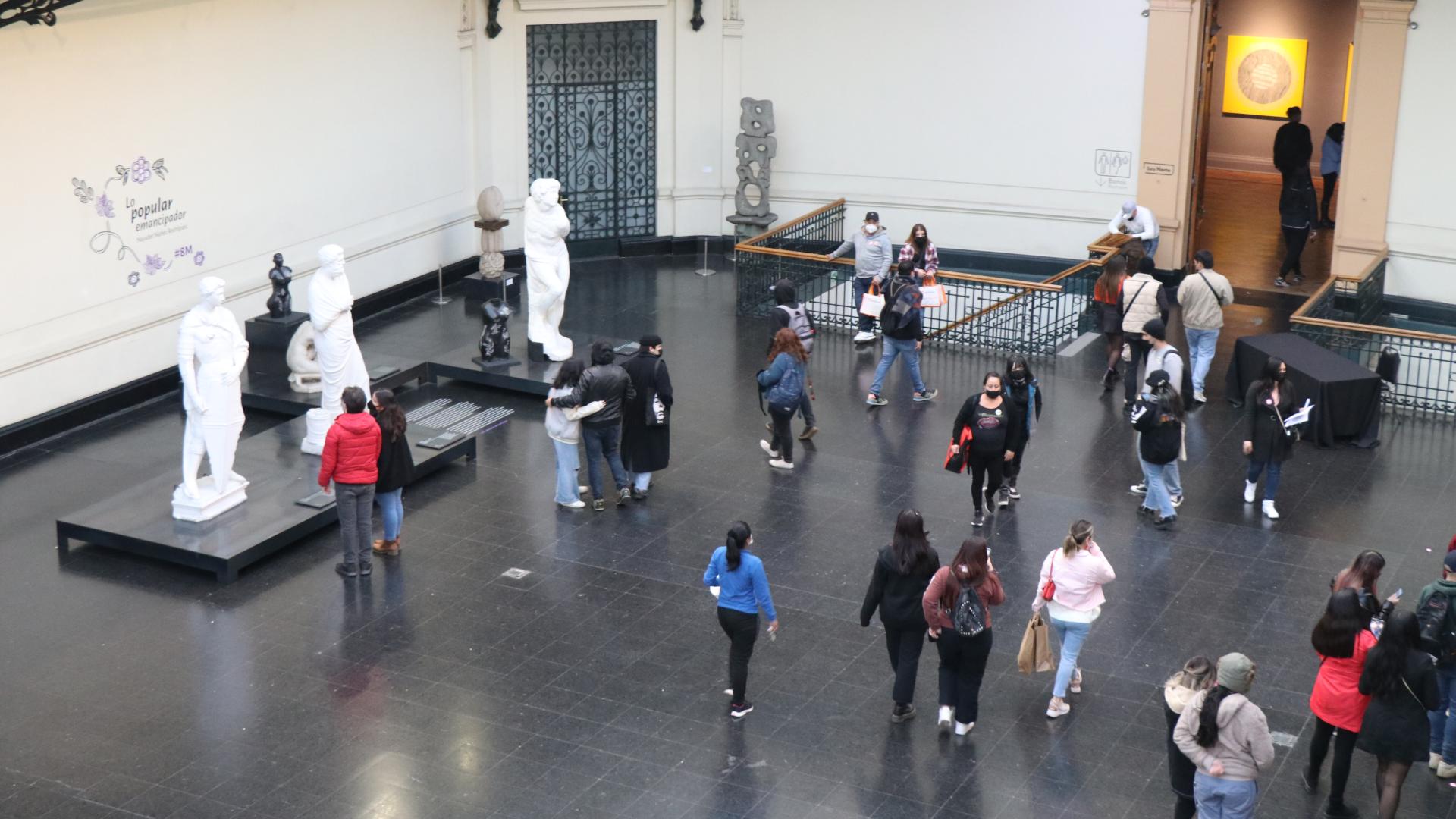Público en el hall central del Museo de Bellas Artes