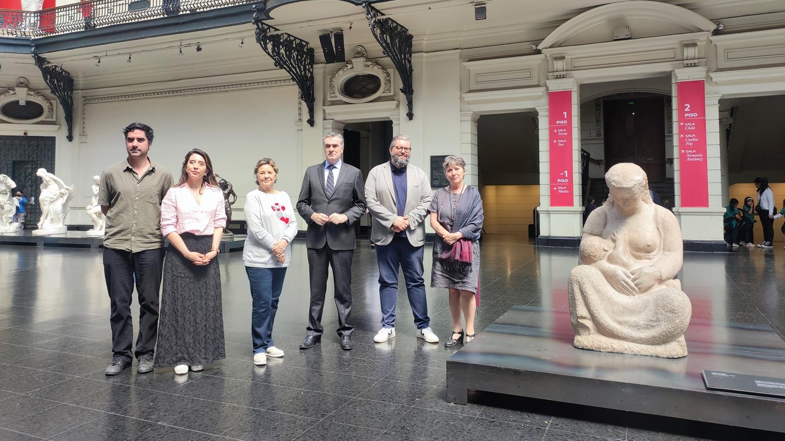 Grupo de personas en el hall del Museo de Bellas Artes