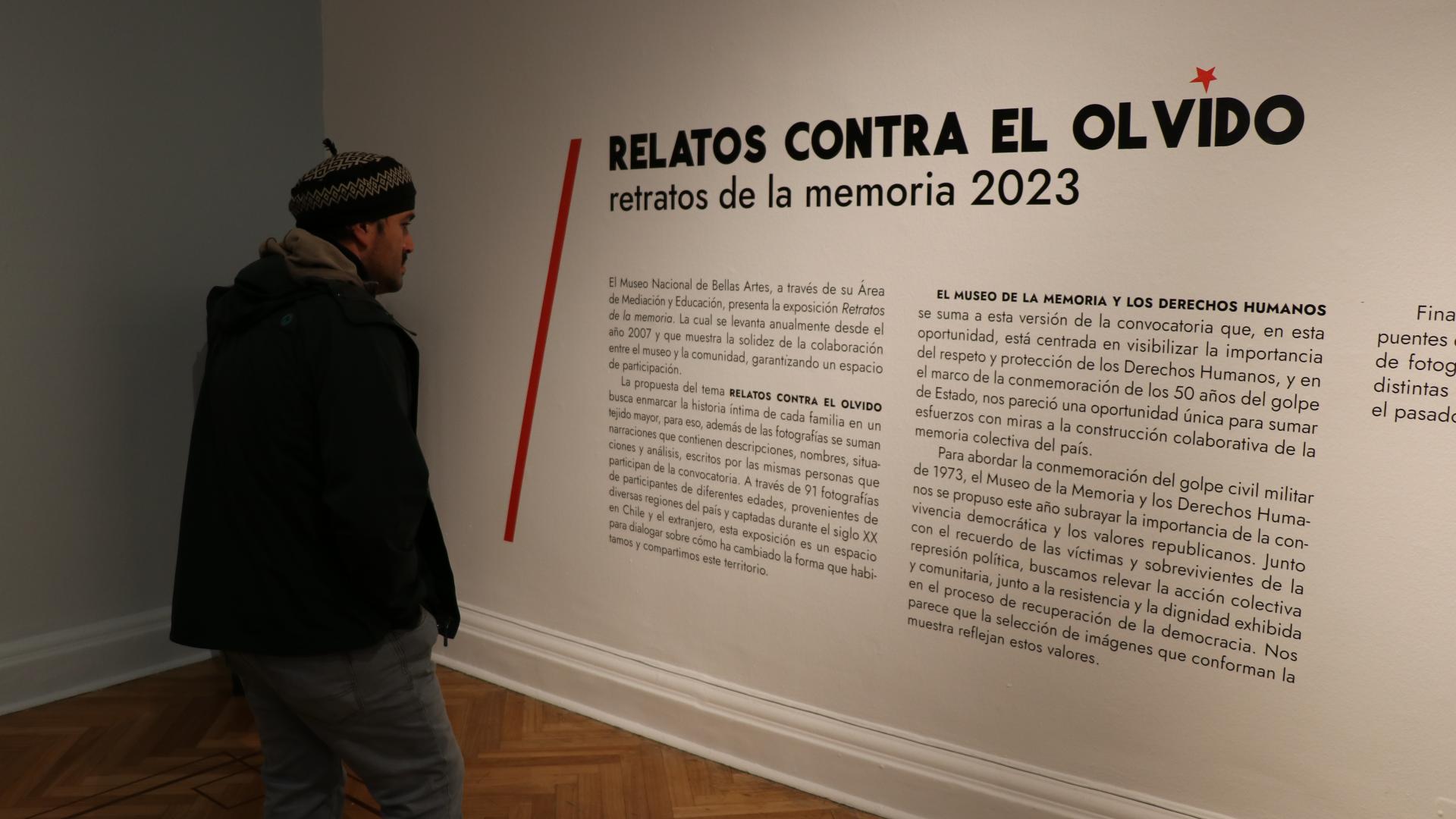 Hombre leyendo lo que dice en la pared con el título "Relatos contra el olvido"