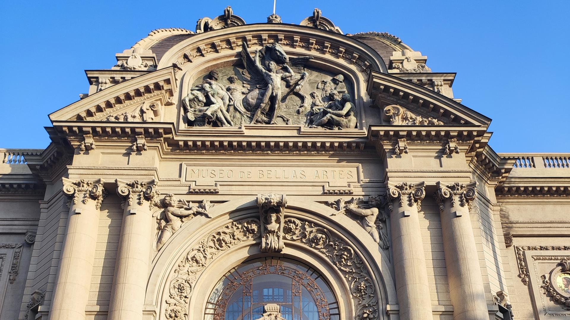 Fotografía de entrada del Museo de Bellas Artes, con escultura de Rebeca Matte