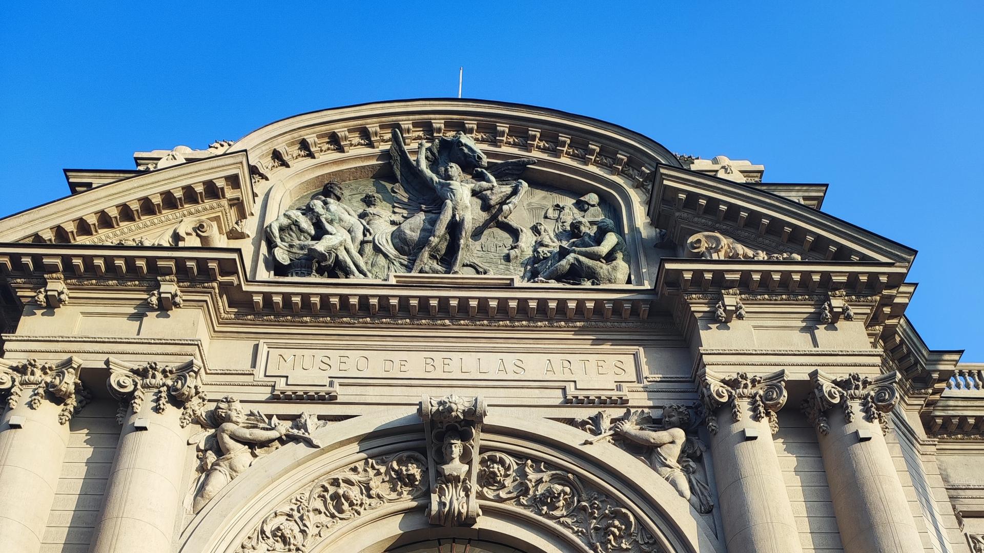 Fotografía de puerta de acceso al Museo Nacional de Bellas Artes