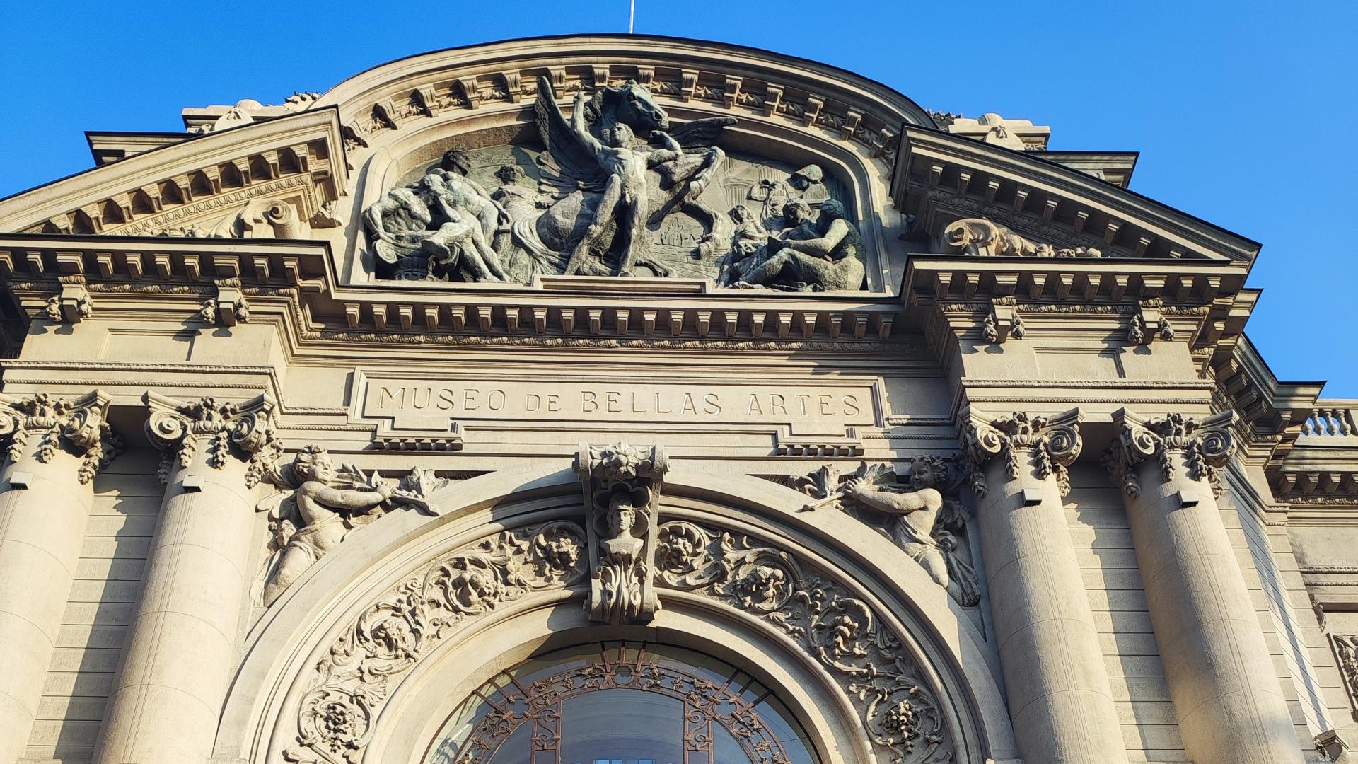 Fotografía de la puerta de acceso del Museo Nacional de Bellas Artes