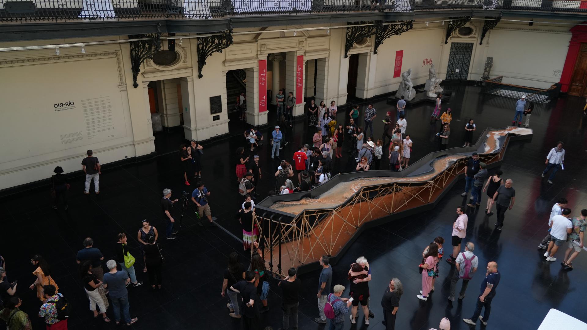 Hay una exposición en medio del hall del museo que hace referencia al río Mapocho. 