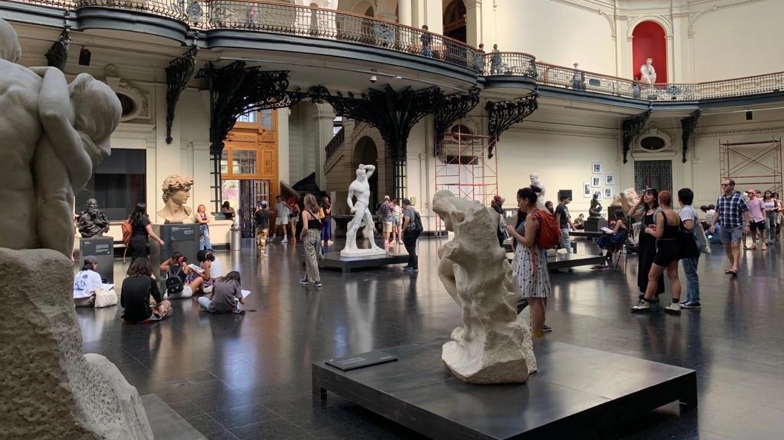 Personas recorriendo el hall del MNBA