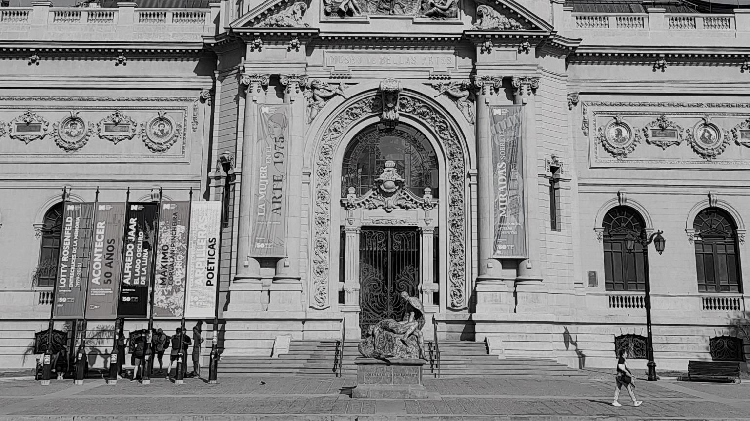 Fotografía en blanco y negro del frontis del MNBA