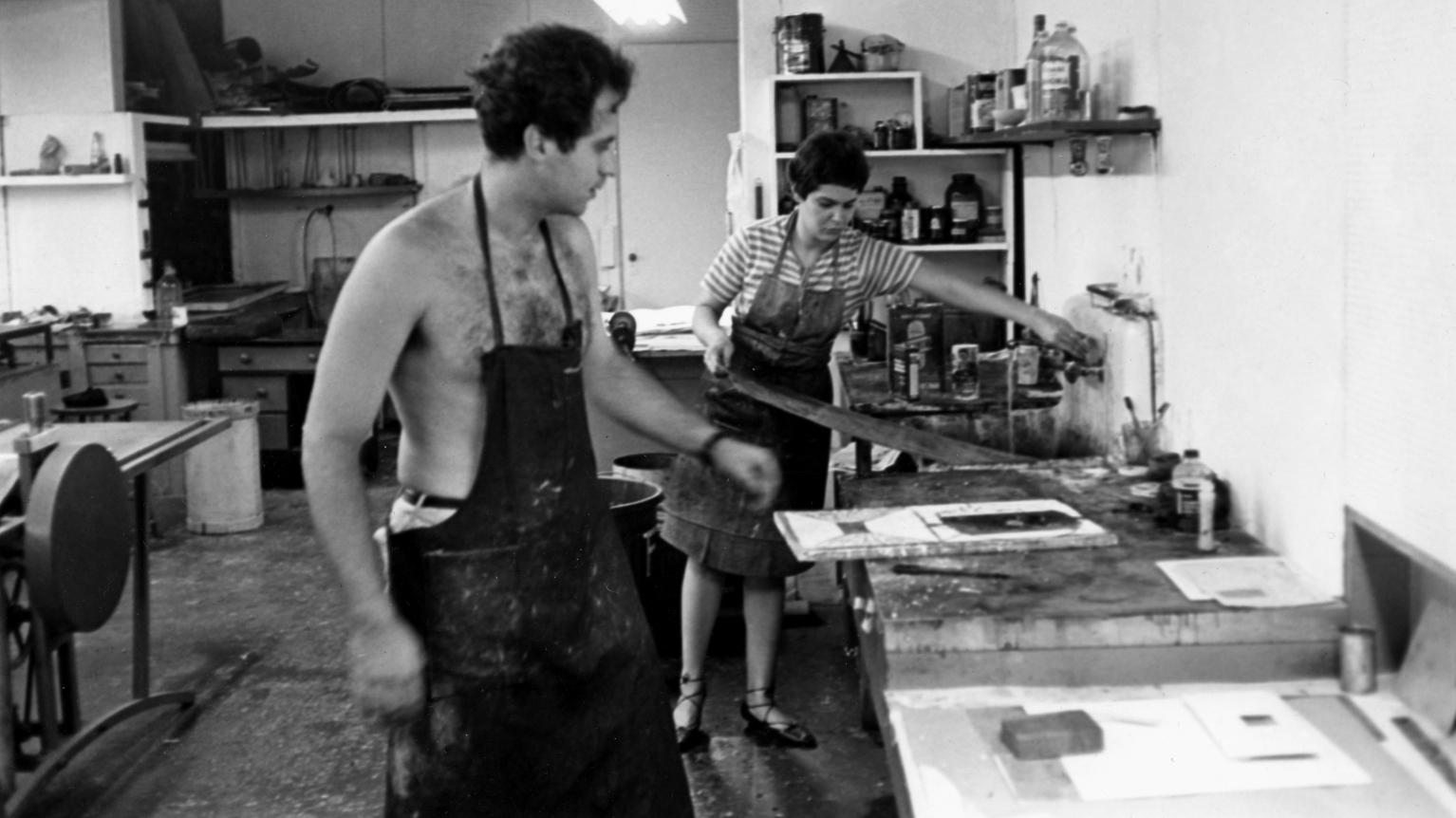 Exposición Liliana Porter y Luis Camnitzer. Fotografía en blanco y negro de un hombre y una mujer en un taller de grabado