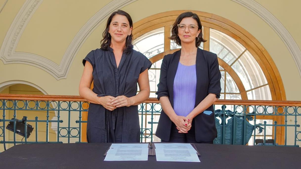 Fotografía de Alejandra Celedón, de la Universidad Diego Portales y Varinia Brodsky, directora del MNBA.