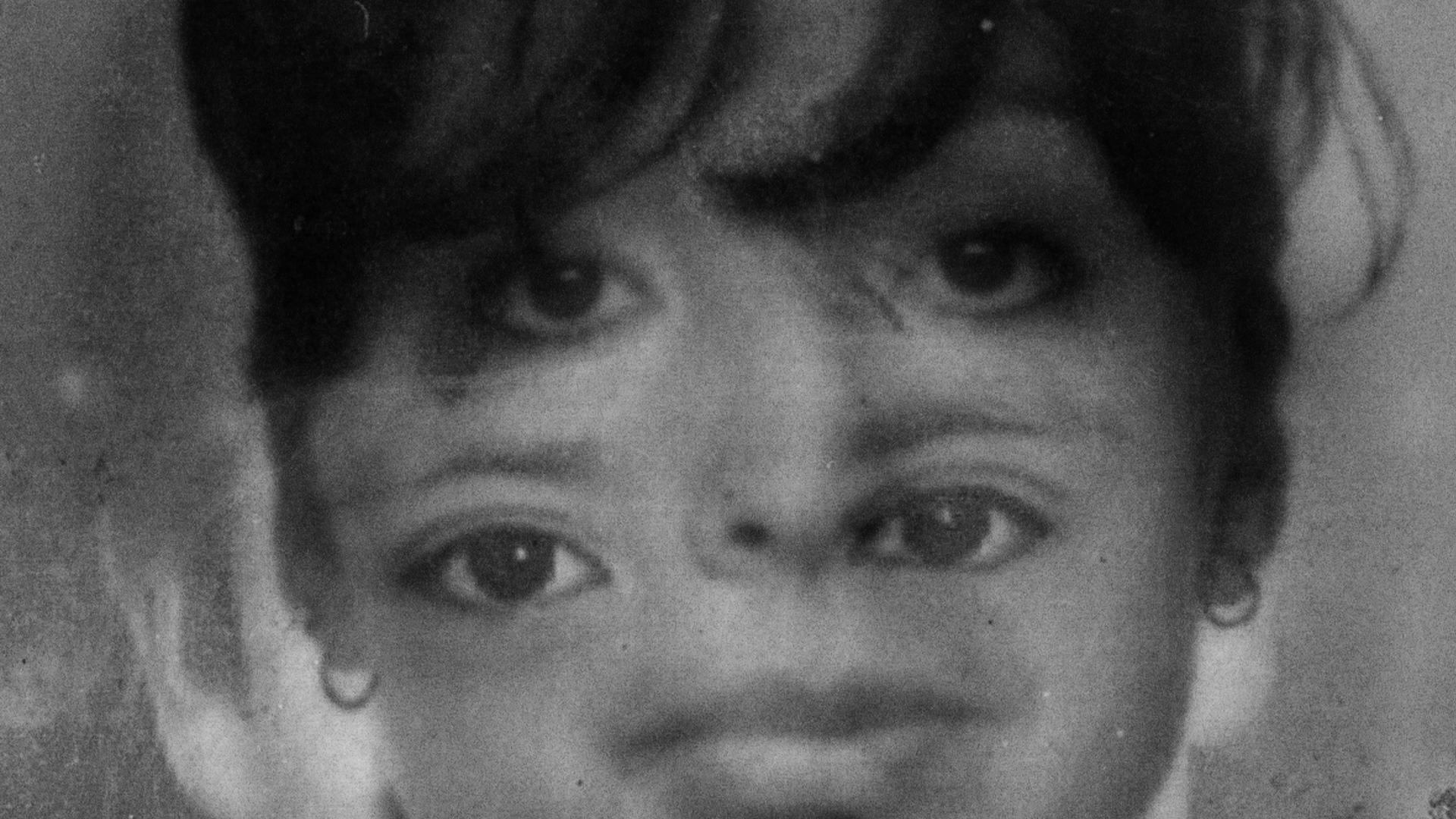 Fotografía en blanco y negro del rostro distorsionado de una mujer