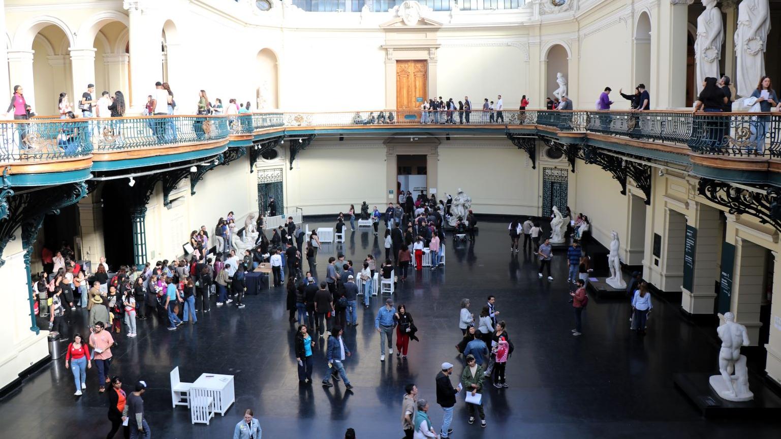 Personas en el hall central del Museo de Bellas Artes