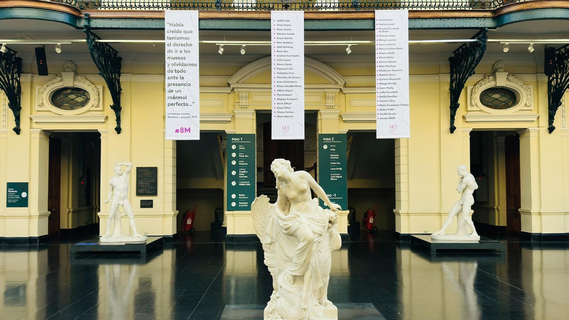 Fotografía de escultura en el hall central del Museo de Bellas Artes