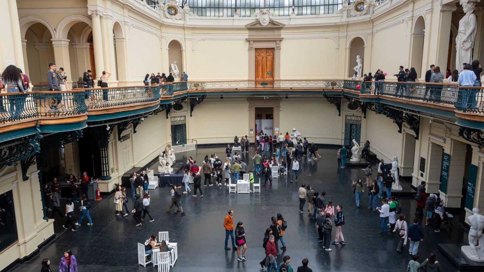 Personas recorriendo el hall central del Museo de Bellas Artes