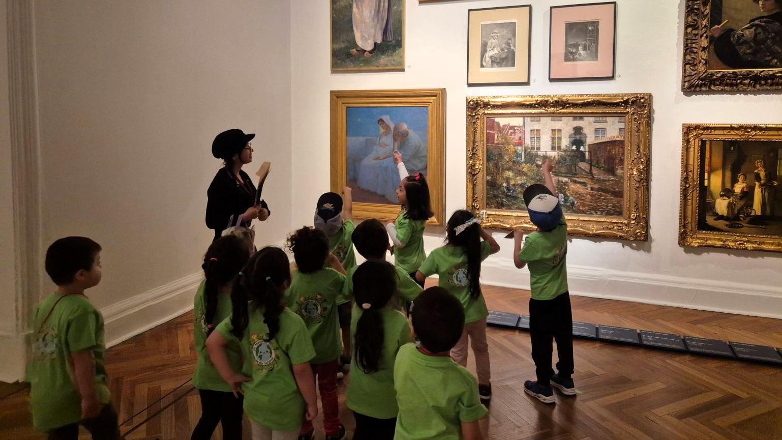 Grupo de niños en una exposición de arte