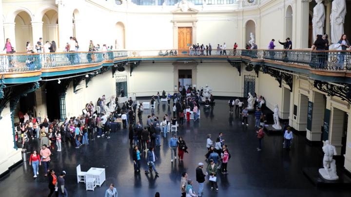 Personas en el hall central del Museo de Bellas Artes