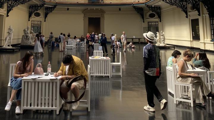 Personas recorriendo el hall central del Museo de Bellas Artes