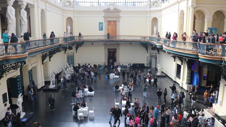 Público visitando el Museo de Bellas Artes durante el Día del Patrimonio