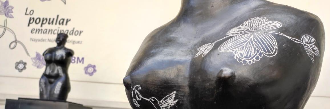 Figura de mujer en cerámica negra