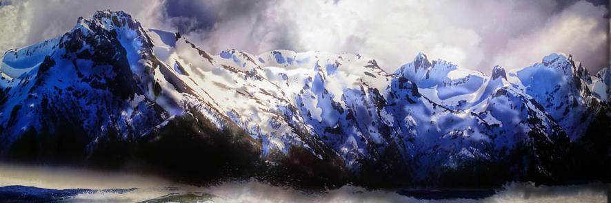 Obra que representa montañas azuladas contra un cielo nublado