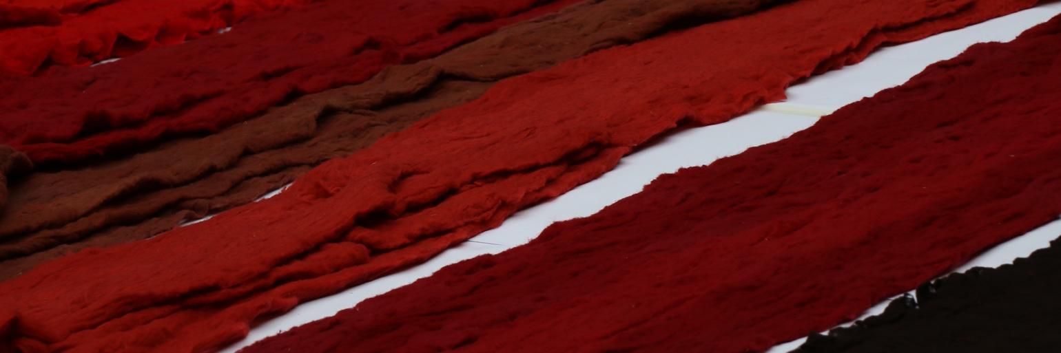 Fotografía de retazos de lana en tonos rojos