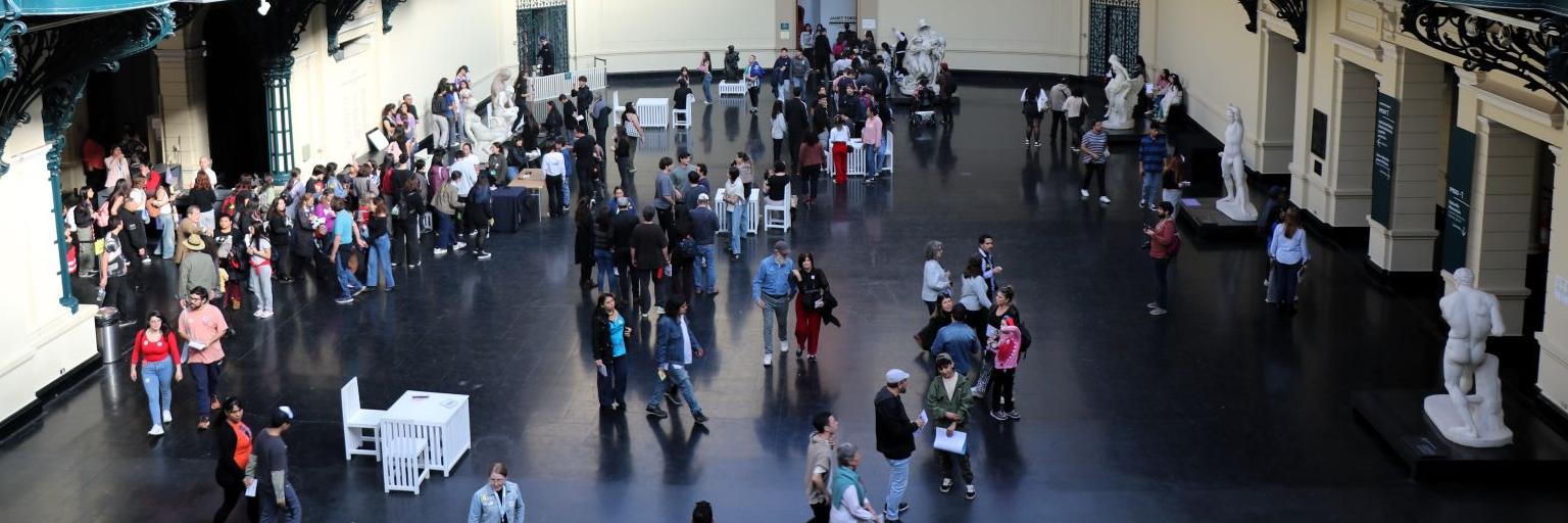 Personas en el hall central del Museo de Bellas Artes