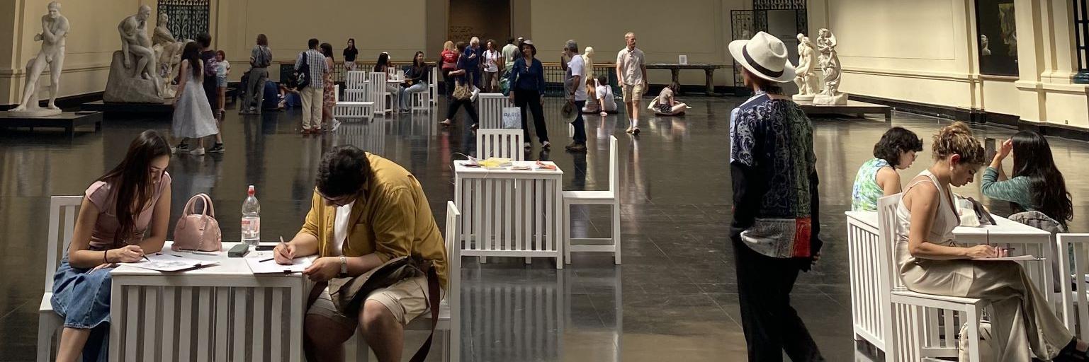 Personas recorriendo el hall central del Museo de Bellas Artes