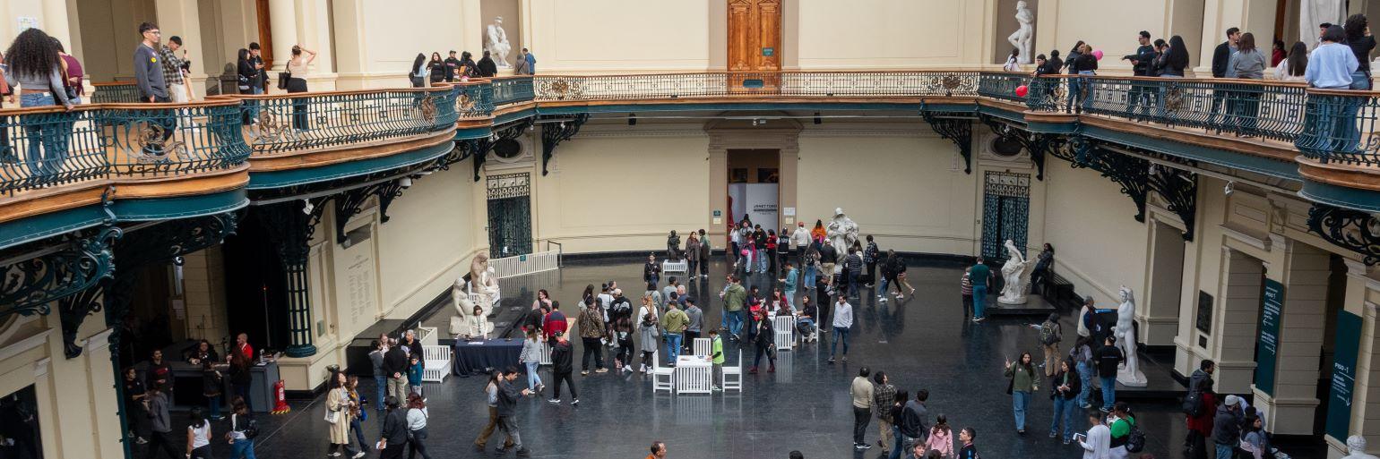 Personas recorriendo el hall central del Museo de Bellas Artes