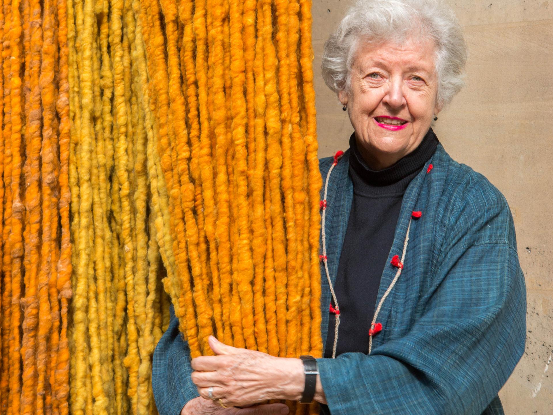 Sheila Hicks, artista estadounidense.