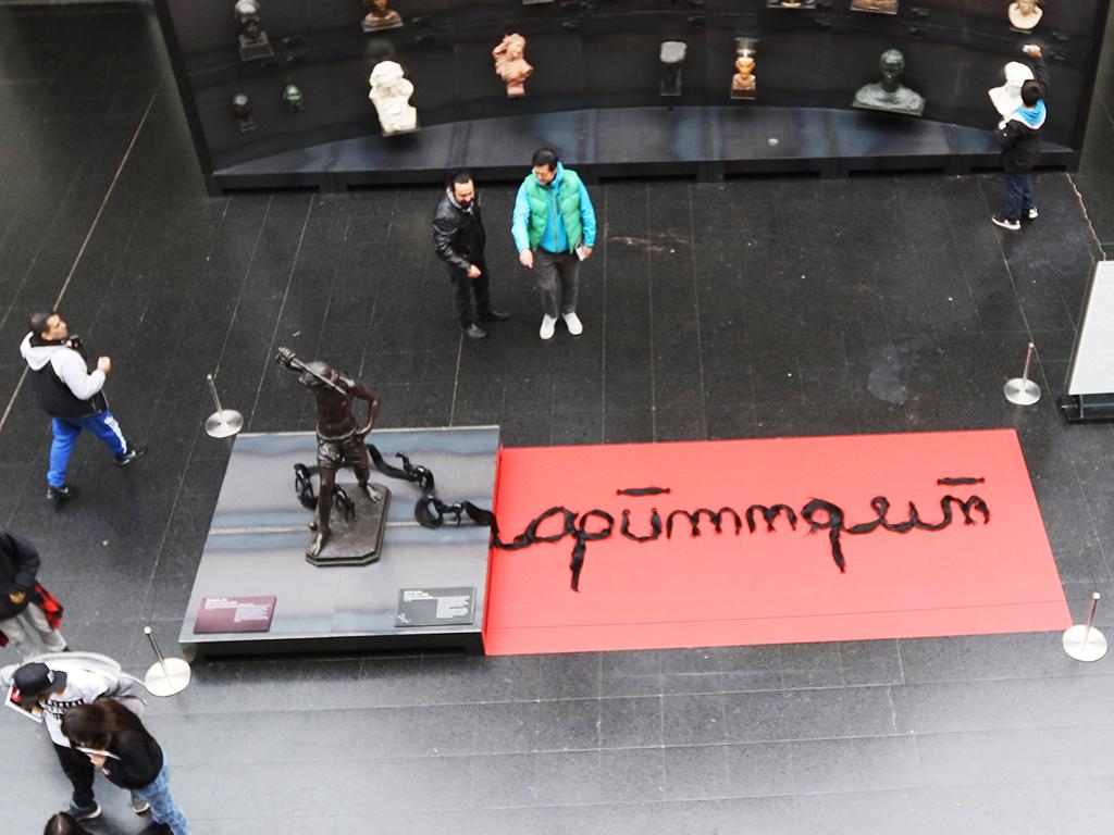 Obra de Sebastián Calfuqueo en hall central del MNBA