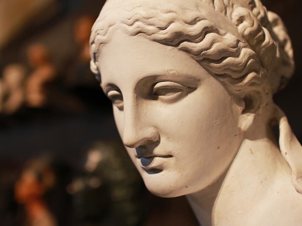 Escultura en yeso en hall MNBA