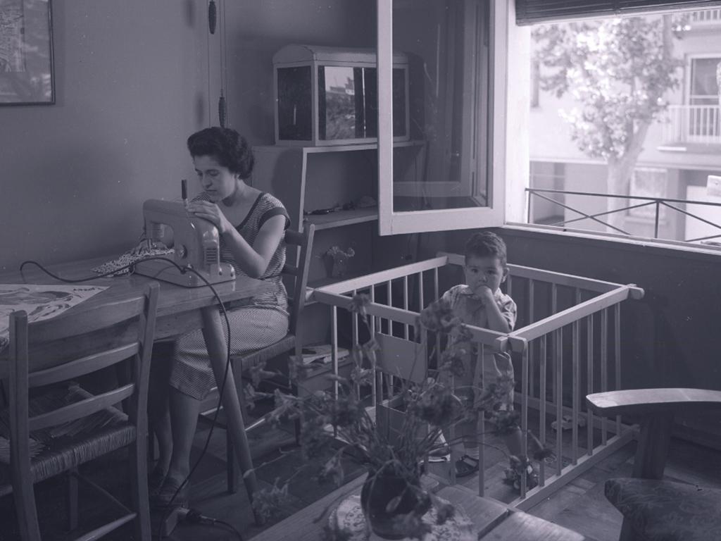 Mujer cosiendo a máquina, entre 1961 y 1970.Fotógrafo Antonio Quintana, colección Biblioteca Nacional
