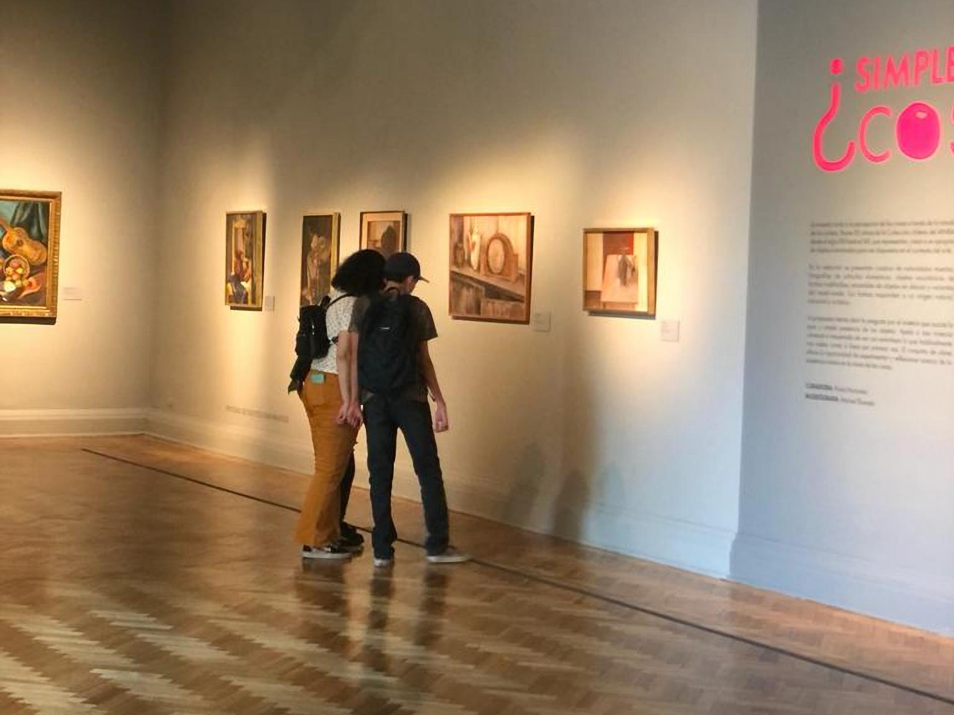 Personas visitando exposición Simplemente Cosas