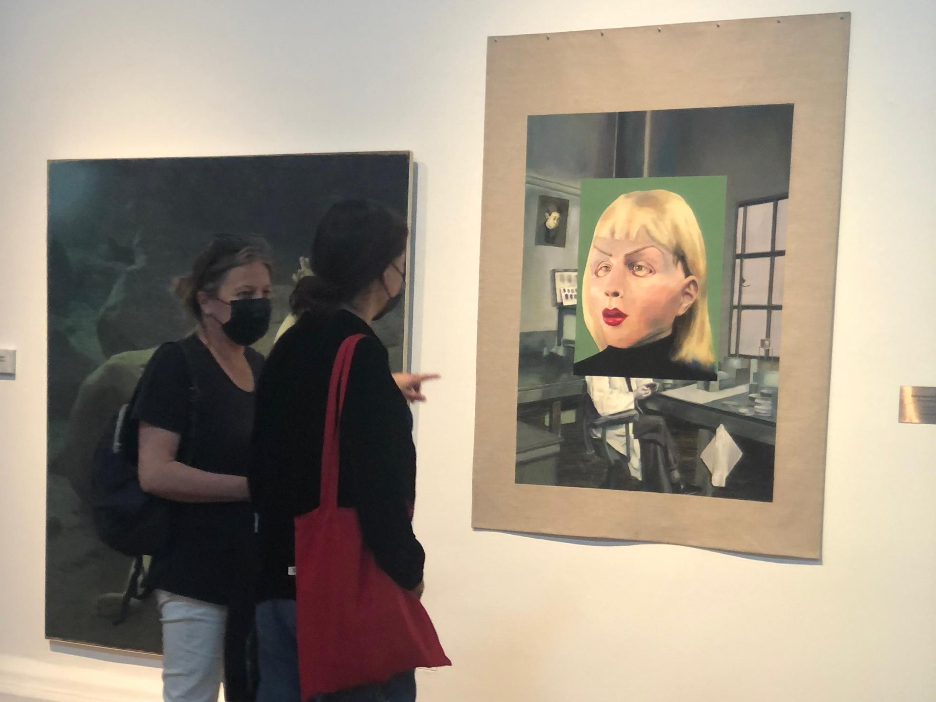 Personas visitando exposición Reflexiones sobre lo poshumano