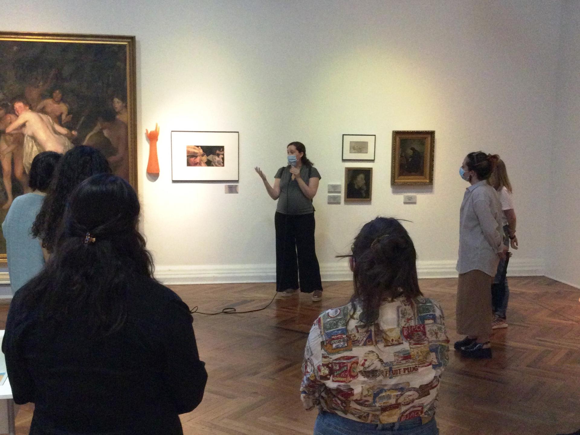 La artista Mariana Najmanovich junto a visitantes en su exposición