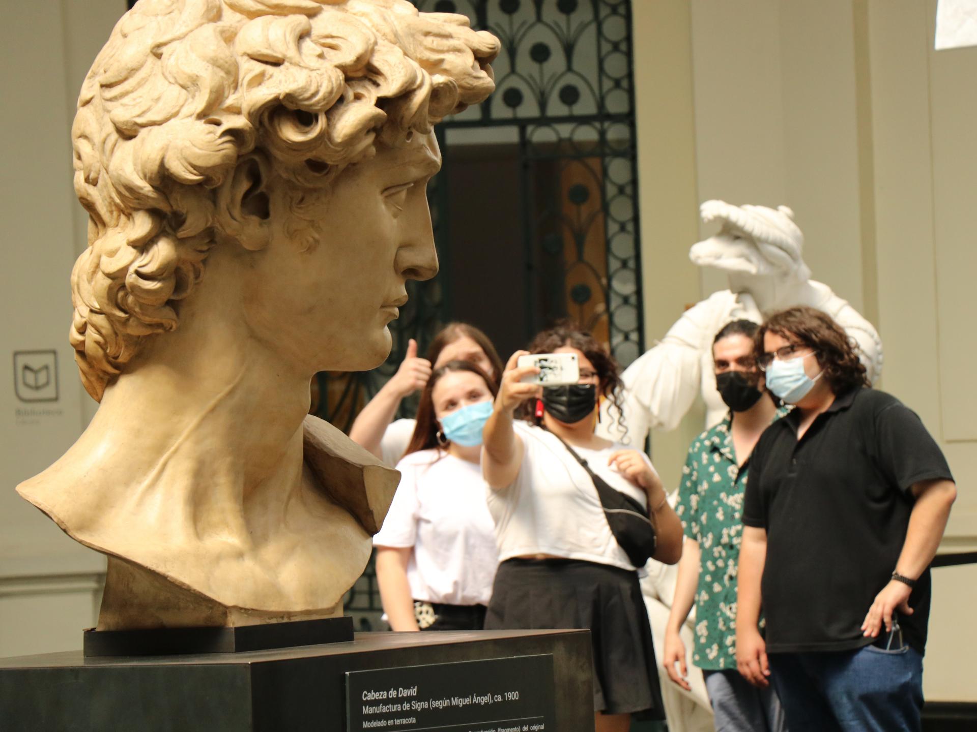 Visitantes en el hall central del MNBA