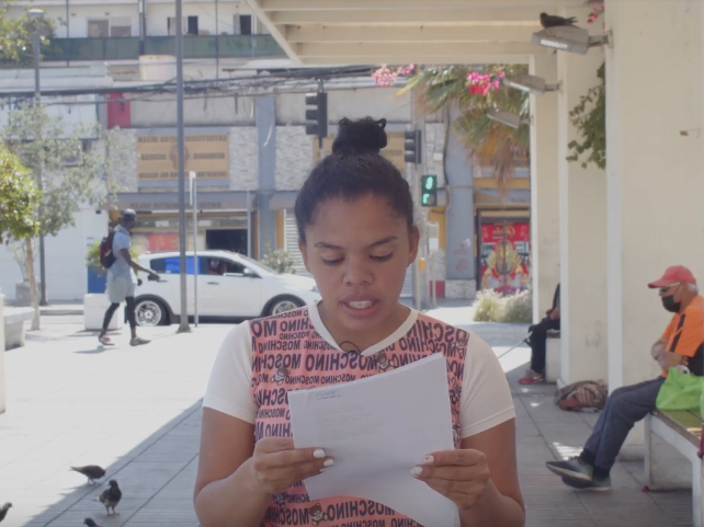 Niña leyendo un papel