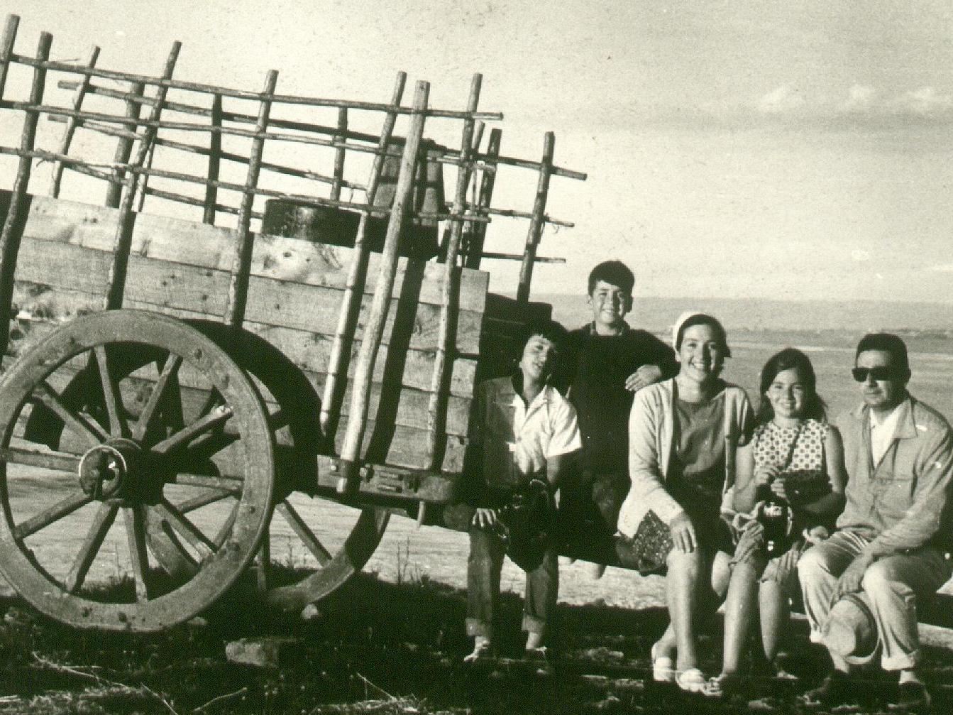 Familia sentada en una carretilla