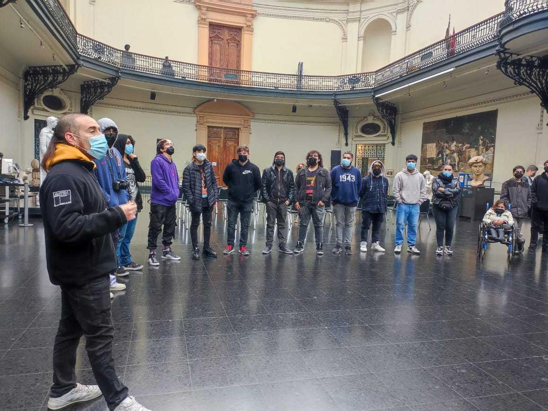 Grupo de jóvenes en el hall del Museo de Bellas Artes